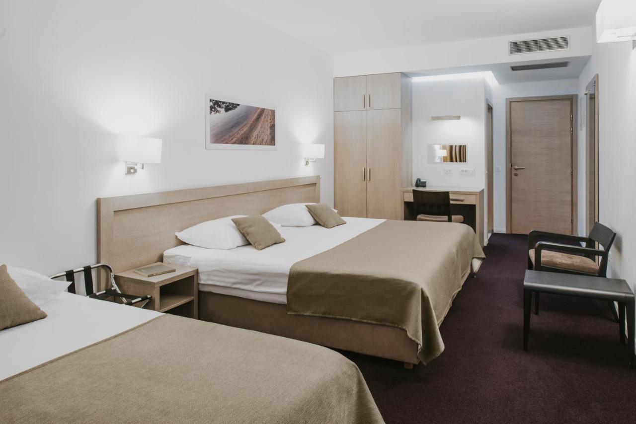 Adria 4*